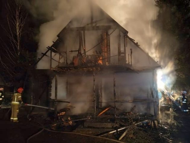 30 strażaków gasiło pożar drewnianego domu