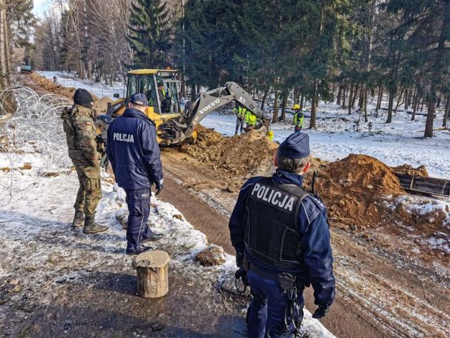 Budowa zapory odbywa się pod okiem policjantów