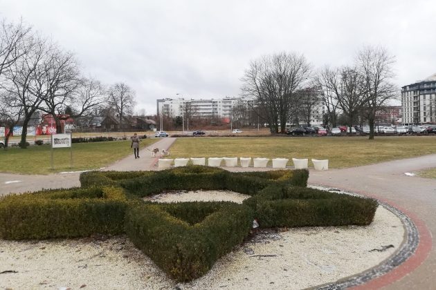 Zamiast dzikiego parkingu i błota - zieleń. Wraca temat kirkutu przy ZUS-ie