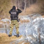 Migranci rzucali kamieniami w polskie patrole