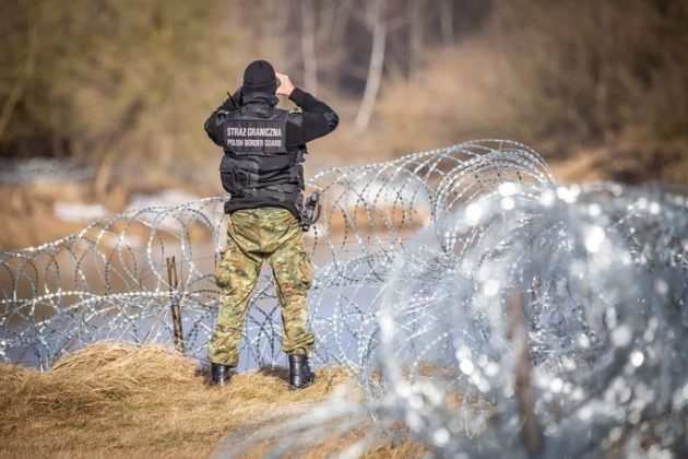 Migranci rzucali kamieniami w polskie patrole