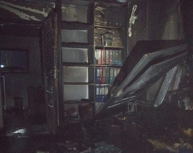 Powiat bielski. Blisko 20 strażaków gasiło pożar biura i auta