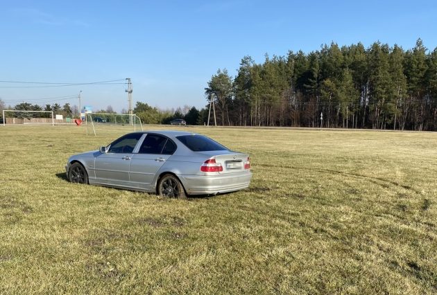 Senior zniszczył murawę boiska driftując swoim autem