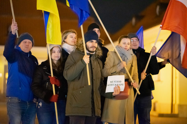Białostoczanie solidarni z Ukrainą. Zebrali się na Rynku Kościuszki [ZDJĘCIA]