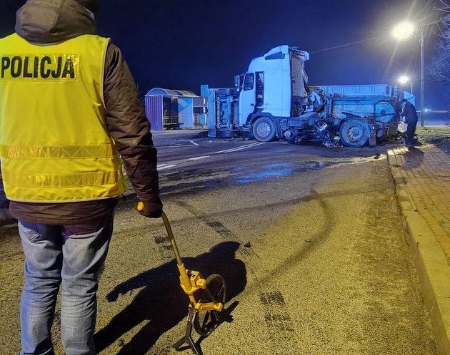 4 osoby w szpitalu po zderzeniu z pojazdem ciężarowym przewożącym węgiel