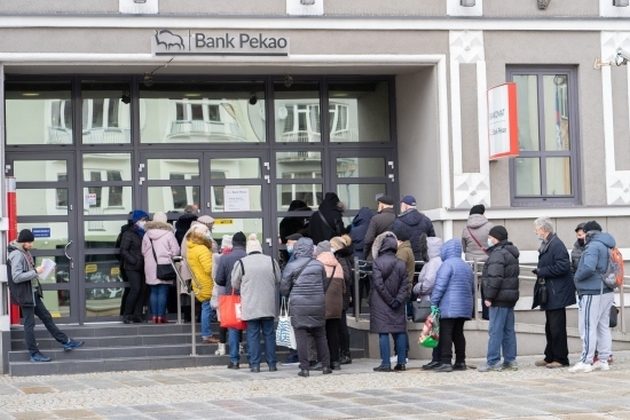 Białostoczanie tłumnie ruszyli do banków i na stacje paliw [ZDJĘCIA]