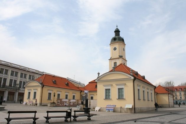 Dziesiątki miast wyemitowało w południe hymn Ukrainy. Tylko nie Białystok