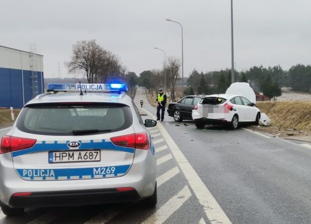 Z nieznanych przyczyn zjechał na przeciwległy pas. Doszło do "czołówki"