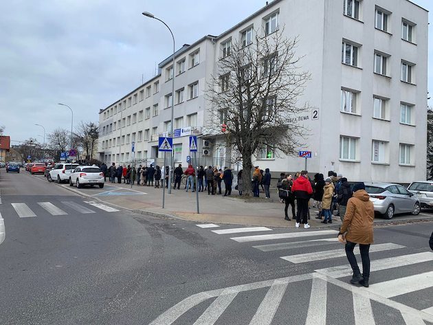 Białostoczanie ruszyli po paszporty. Gigantyczne kolejki