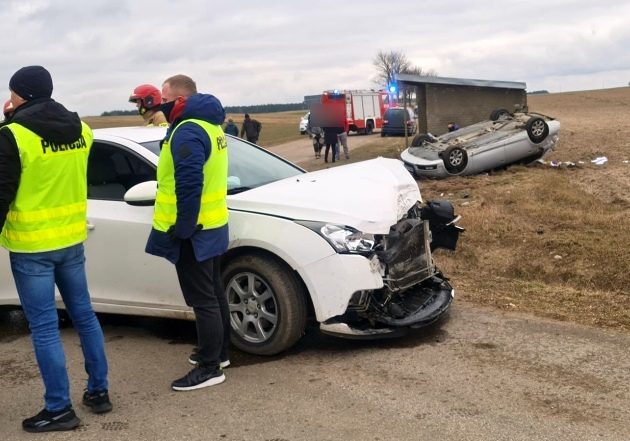 Nie ustąpiła pierwszeństwa. Auto 30-latki dachowało