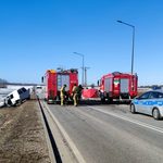 Czołowe zderzenie na DW 653. Zginął pasażer, 3 osoby w szpitalu