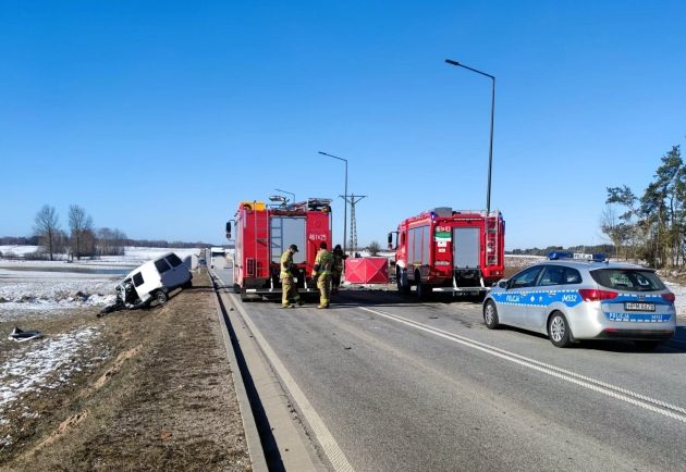 Czołowe zderzenie na DW 653. Zginął pasażer, 3 osoby w szpitalu