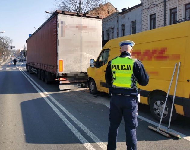 Busem najechał na naczepę. 2 osoby trafiły do szpitala