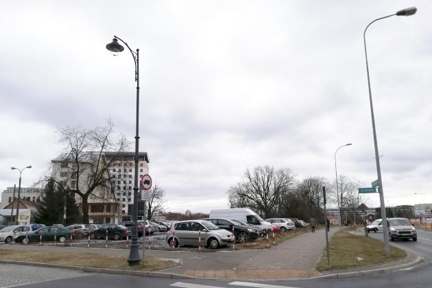 Miasto chce sprzedać parking przy ZUS-ie za 6 mln zł. Bloki jednak powstaną