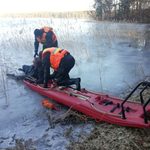 O mały włos od tragedii. Pod wędkarzem załamał się lód