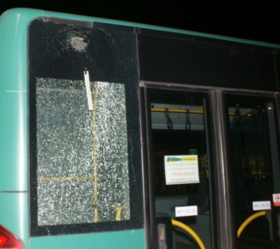 Pijany rzucał butelką w autobus