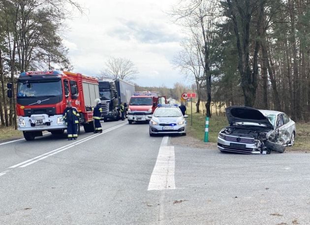 Osobówka zderzyła się z samochodem ciężarowym. Zablokowana "ósemka"