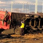 Tir wjechał pod pociąg. Zerwana sieć, wykolejony wagon