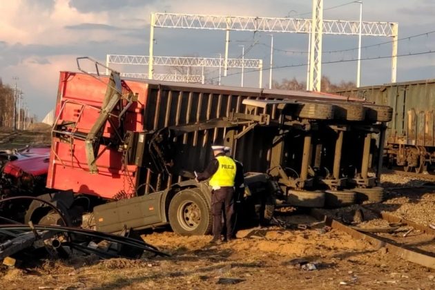 Tir wjechał pod pociąg. Zerwana sieć, wykolejony wagon