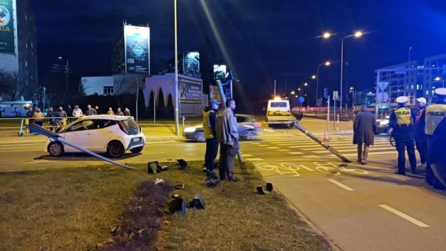 Dachowanie na rondzie. Citroen omijał autobus