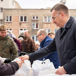 Pod Katedrą rozdano wielkanocne paczki dla potrzebujących [ZDJĘCIA]