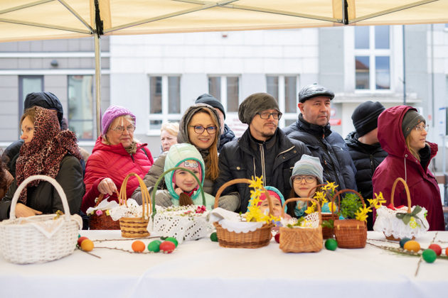 Białostoczanie poświęcili koszyczki na Rynku Kościuszki [ZDJĘCIA]