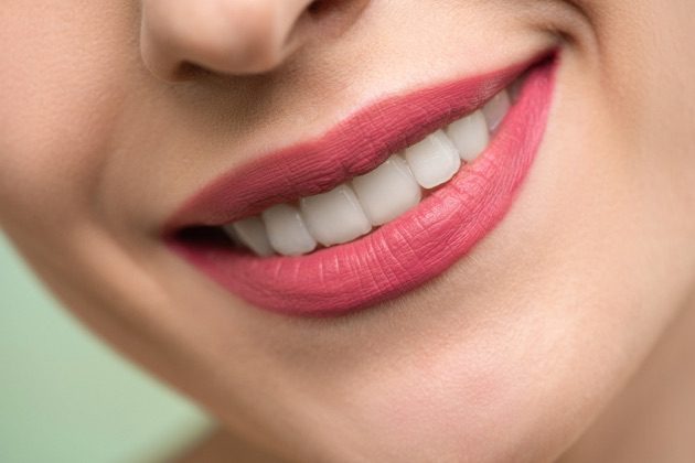 Nić dentystyczna - dlaczego warto jej używać i jaką wybrać?