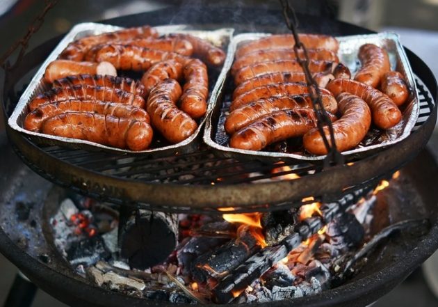 Grill w majówkę to podstawa. A czy można grillować na balkonie?