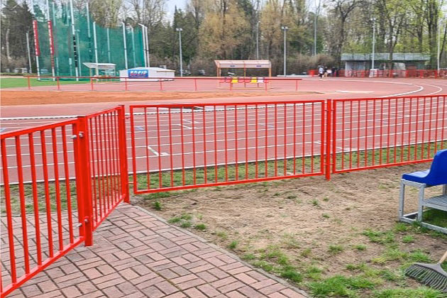 Stadion lekkoatletyczny wygląda coraz lepiej. Zamontowano nowe ogrodzenie