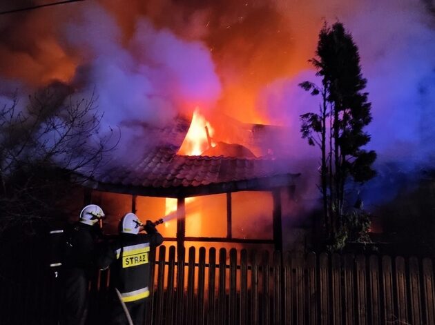 20 strażaków gasiło pożar domu w okolicach Bielska Podlaskiego