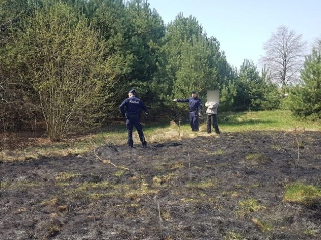 Wypalał trawy. Na widok policji schował się za drzewami