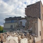 Prace w okolicach dworców postępują. Kolejny budynek wyburzono [ZDJĘCIA]