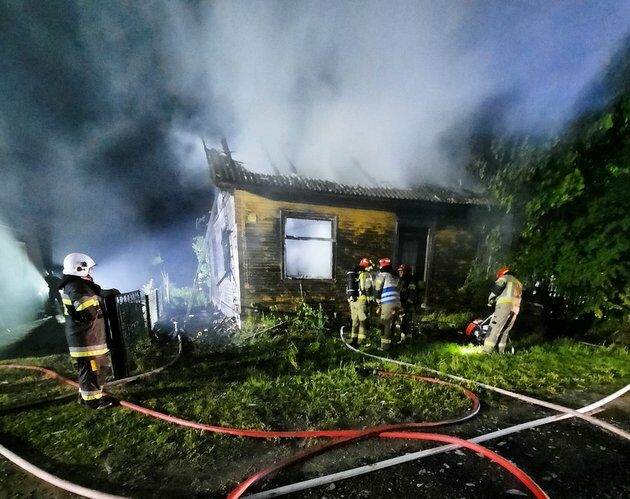 Nocny pożar domu. Z ogniem walczyło 5 zastępów