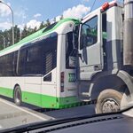 Ul. gen. Maczka. Tir wjechał w tył autobusu, jedna osoba ranna