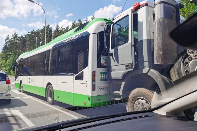 Ul. gen. Maczka. Tir wjechał w tył autobusu, jedna osoba ranna