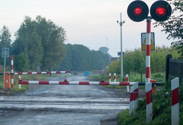 Leżał pod szlabanem bez oznak życia. Policja w porę uratowała 50-latka