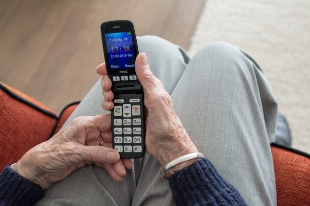 Oszuści wciąż grasują. W jedną noc 2 seniorki przekazały w reklamówkach 60 tys. zł