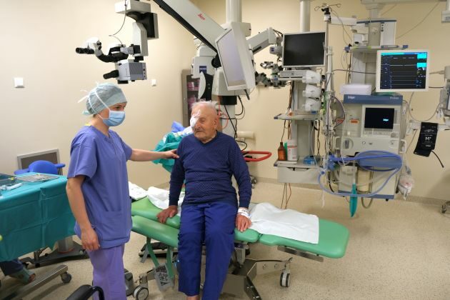 101-letni pacjent przeszedł operację zaćmy. Zaskakujące, co zrobił chwilę później
