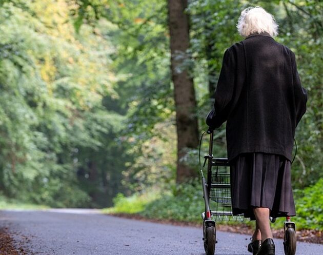 82-latka uwierzyła, że ktoś planuje na nią zamach. Wyrzuciła przez balkon 40 tys. zł