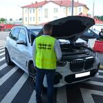 Straż graniczna zatrzymała luksusowe auto. Kierowca ma problem