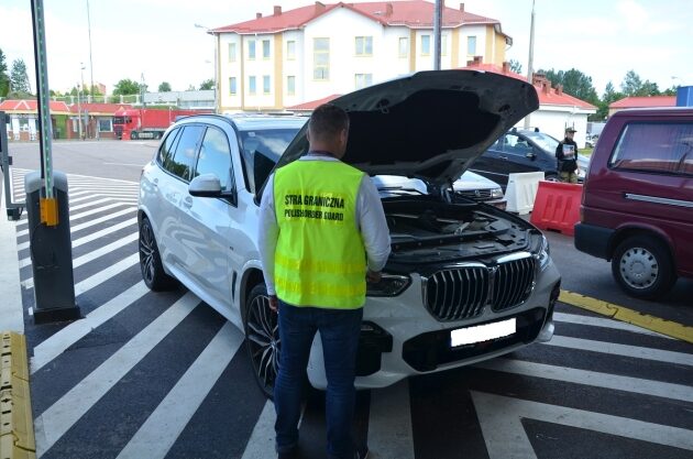 Straż graniczna zatrzymała luksusowe auto. Kierowca ma problem