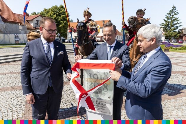 Tykocin - pomnik historii. Jest pamiątkowa tablica