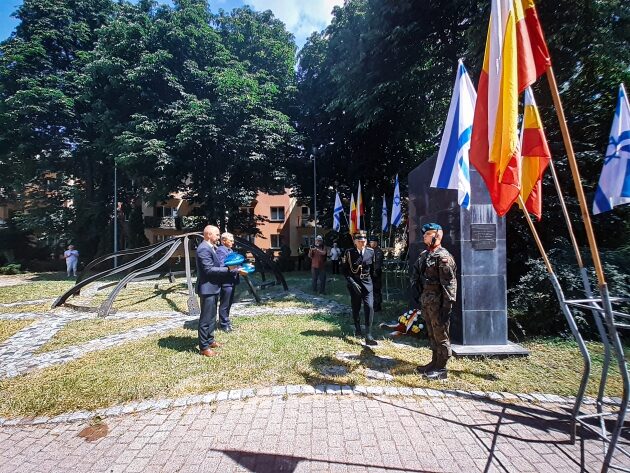 "Stajemy po stronie ofiar" - złożono kwiaty i znicze w rocznicę spalenia Wielkiej Synagogi