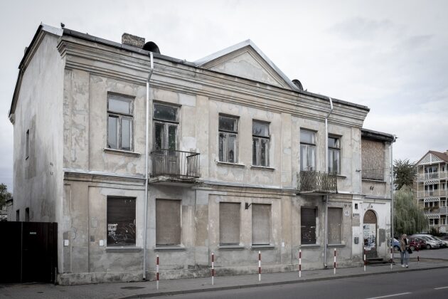 "Stare domy potrzebują ludzi" - instalacja artystyczna przy Słonimskiej 15