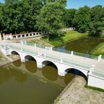 Mostek w Ogrodach Branickich po remoncie. Zlikwidowano schody, są zielone balustrady