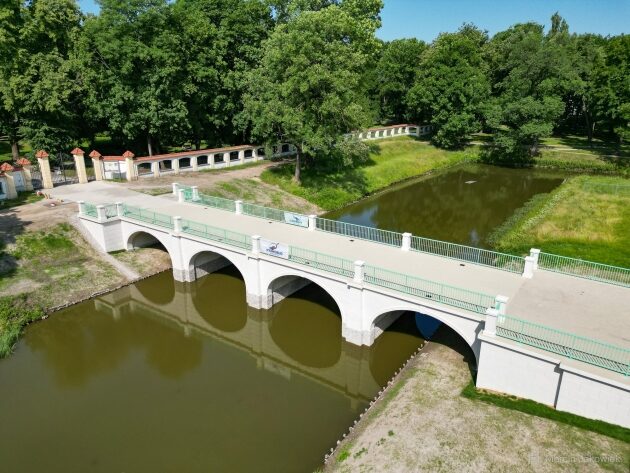 Mostek w Ogrodach Branickich po remoncie. Zlikwidowano schody, są zielone balustrady