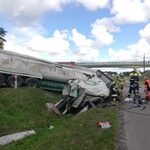 Dwie kraksy na "ósemce". TIR blokuje dojazd do śmiertelnego wypadku [ZDJĘCIA]