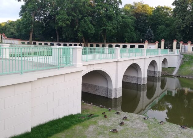 Już otwarto wyremontowany most w Ogrodzie Branickich
