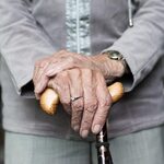 Seniorki przekazały oszczędności oszustom. 87-latka wyrzuciła 37 tys. zł przez balkon