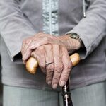 Seniorki przekazały oszczędności oszustom. 87-latka wyrzuciła 37 tys. zł przez balkon